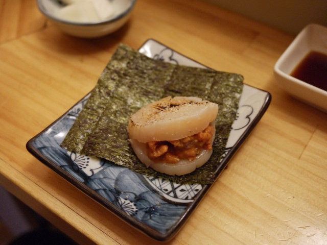 [食記]生鮮開賣-超威日本干貝海膽漢堡-串鳥.炭火直燒-聚餐喝酒的好選擇。