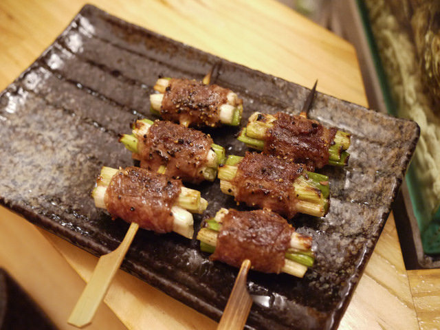 [食記]生鮮開賣-超威日本干貝海膽漢堡-串鳥.炭火直燒-聚餐喝酒的好選擇。