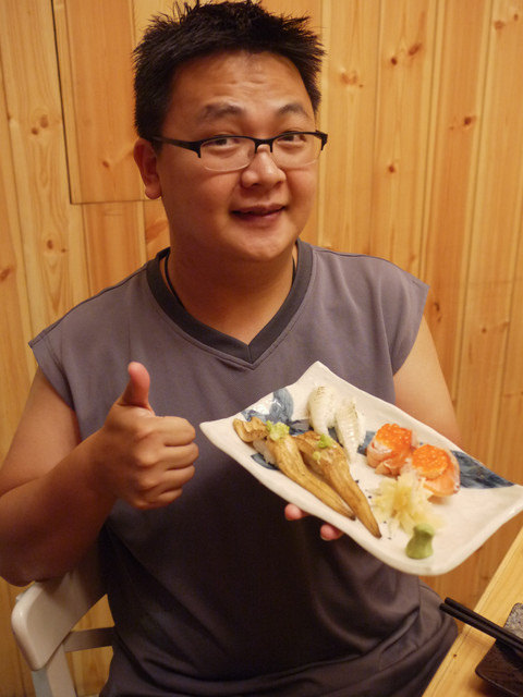 [食記]生鮮開賣-超威日本干貝海膽漢堡-串鳥.炭火直燒-聚餐喝酒的好選擇。