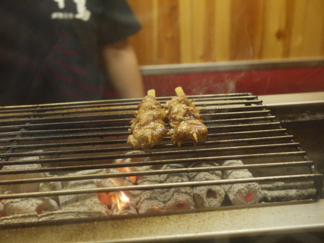 [食記]生鮮開賣-超威日本干貝海膽漢堡-串鳥.炭火直燒-聚餐喝酒的好選擇。