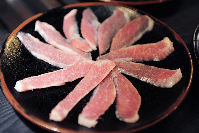 [食記]太犯規了～嗶嗶，超正油花的炭火燒肉-三重正義北路-肉王炭火燒肉和牛居酒屋。