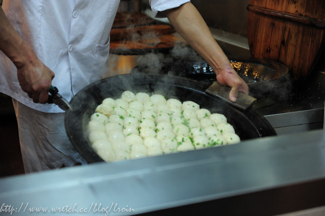 <旅遊食記>上海出差之旅～小楊生煎包-好吃到掉淚-對面我老闆還吃到生煎包噴汁差點我昂貴大衣毀了