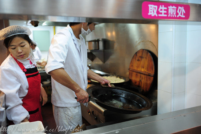 <旅遊食記>上海出差之旅～小楊生煎包-好吃到掉淚-對面我老闆還吃到生煎包噴汁差點我昂貴大衣毀了