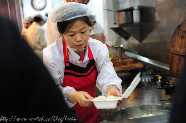 <旅遊食記>上海出差之旅～小楊生煎包-好吃到掉淚-對面我老闆還吃到生煎包噴汁差點我昂貴大衣毀了