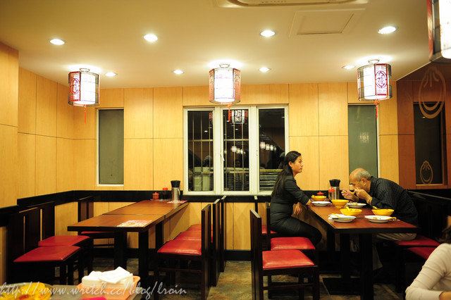 <旅遊食記>上海出差之旅～小楊生煎包-好吃到掉淚-對面我老闆還吃到生煎包噴汁差點我昂貴大衣毀了