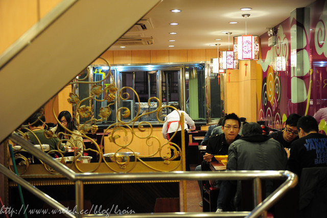 <旅遊食記>上海出差之旅～小楊生煎包-好吃到掉淚-對面我老闆還吃到生煎包噴汁差點我昂貴大衣毀了