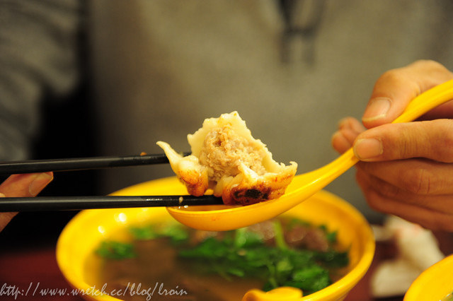 <旅遊食記>上海出差之旅～小楊生煎包-好吃到掉淚-對面我老闆還吃到生煎包噴汁差點我昂貴大衣毀了