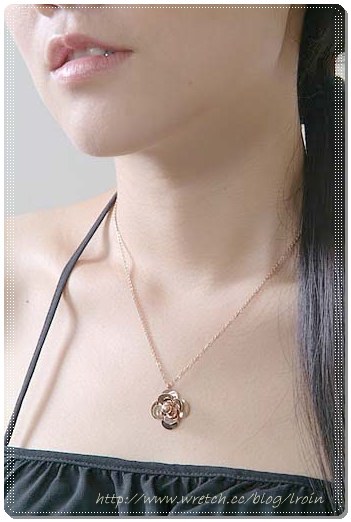 <飾品>四款玫瑰精品項鍊分享*耶誕節也給自己挑個禮物吧