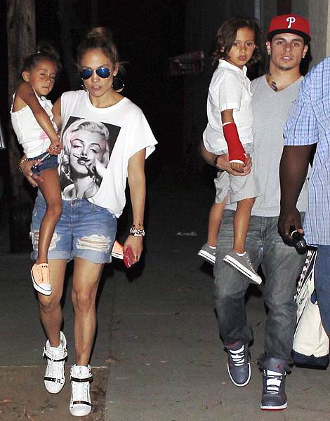 jennifer-lopez-los-angeles-eleven-paris-marilyn-w-t-shirt